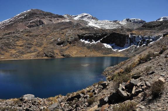 Um belo lago entre as montanhas da região do Chacaltaya, na Bolívia